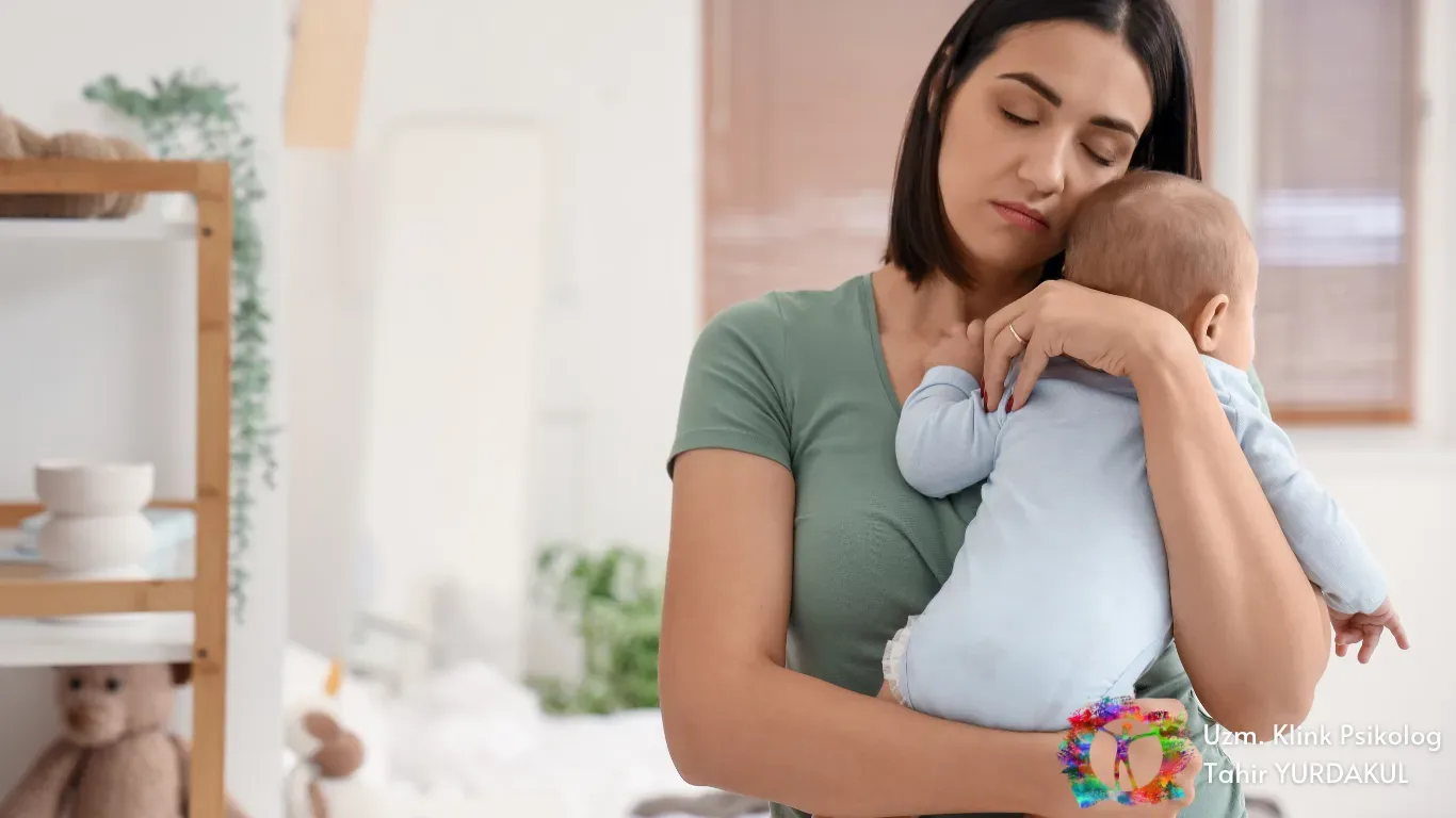 Psikolog ile terapi seansında bir anne. Doğum sonrası depresyon tedavisi için profesyonel destek almak iyileşme sürecini hızlandırır.